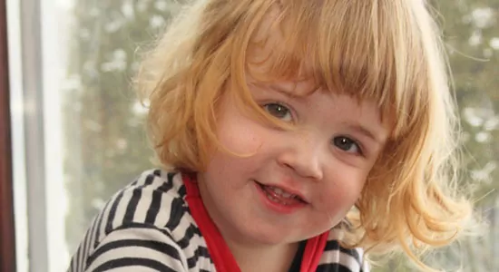 Kleines Mädchen lächelt